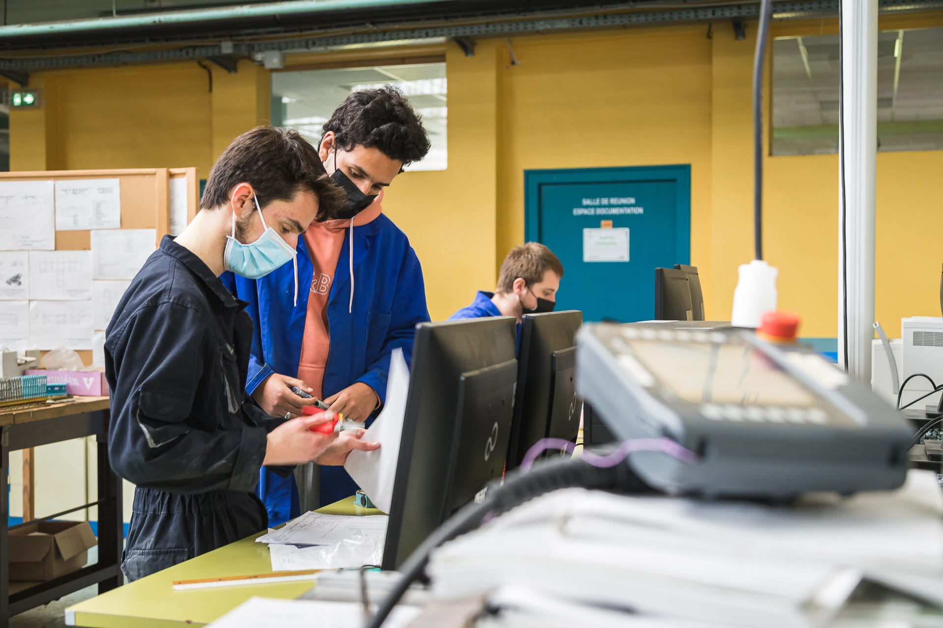 Etudiants travaillant sur leur projet industriel de seconde année