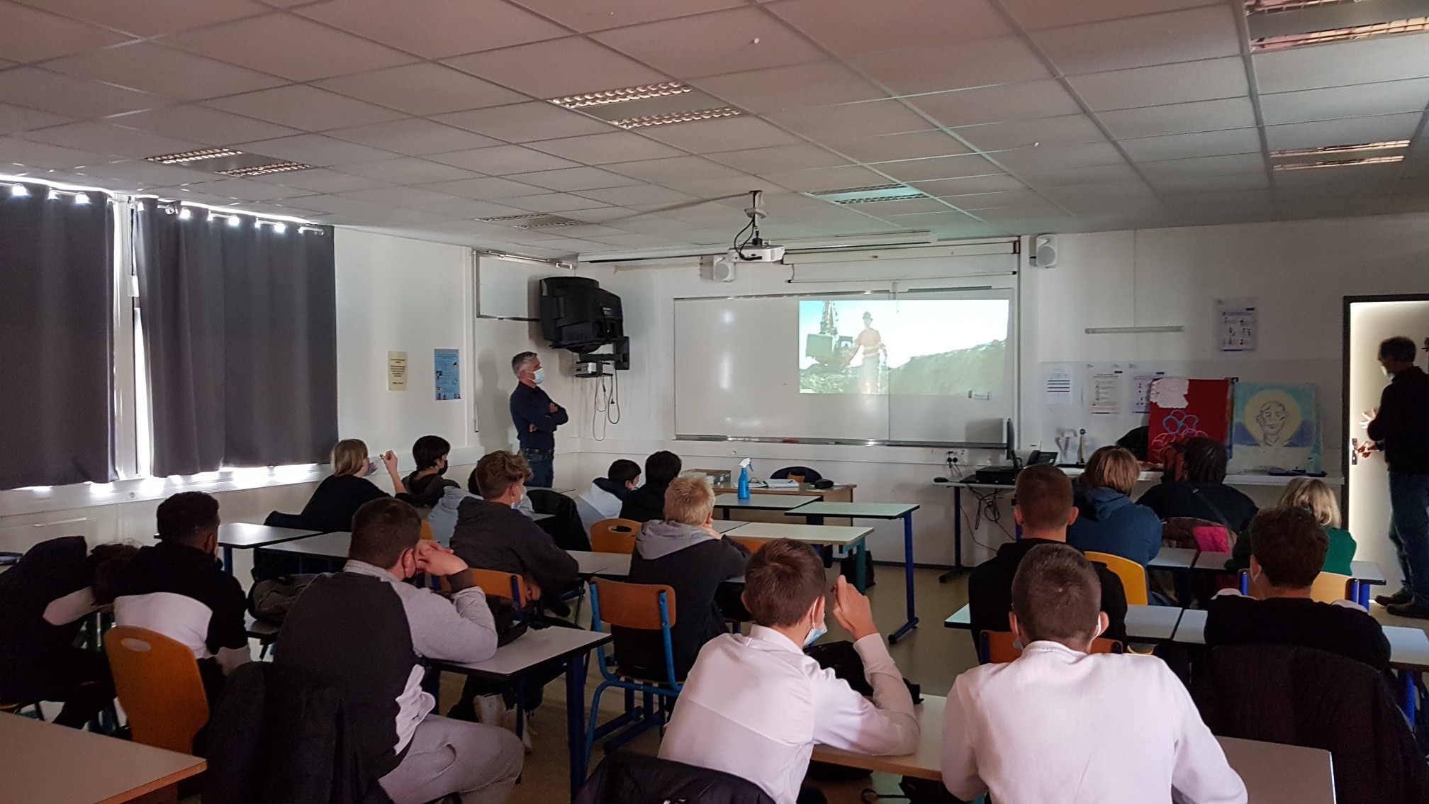 Presentation par un chef d'entreprise des métiers des travaux publics  en classe de 3PMET - Octobre 2021